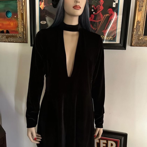 EXPRESS Women's Black Velvet Velour Choker Plunge Long Sleeve Black Romper - Picture 4 of 12